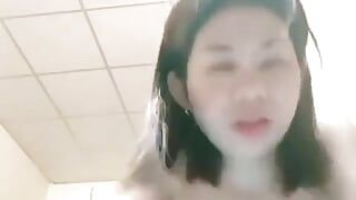 O fată asiatică sexy se excita