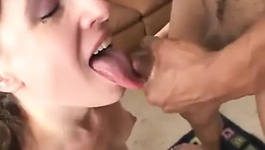 Брюнетка лижет черное очко