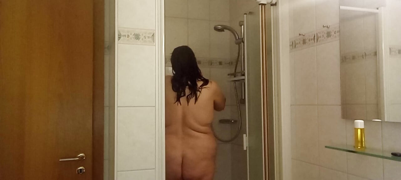 真實女人洗澡，柔軟的小腹，濕漉漉的皮膚