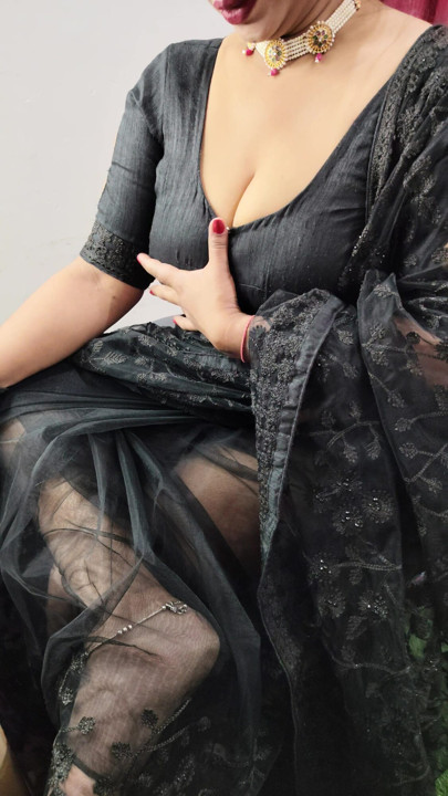 Bhabhi schwarze saare heiß aussehen