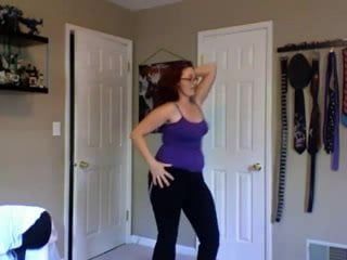 Menina branca curvilínea com um grande rabo dança na webcam para mim