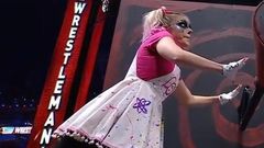 Wwe - Alexa Bliss dreht bei Wrestlemania 37 eine Handkurbel