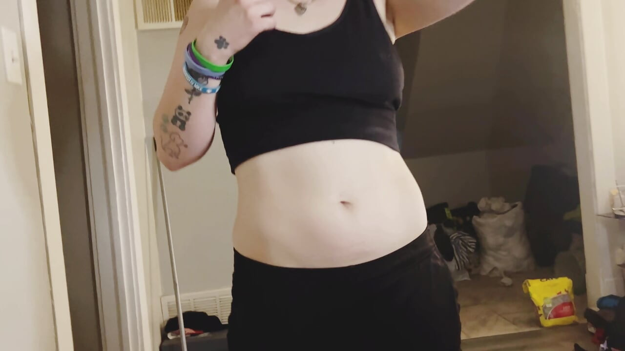 Bonita tomboy tem sua buceta cheia de pau preto