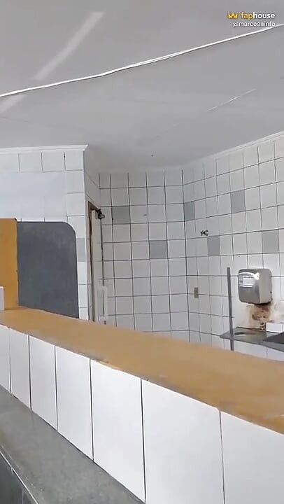 הצגתי את עצמי בשירותים הציבוריים והצלחתי לחלוב בחשאי בחור משלוחים חרמן.