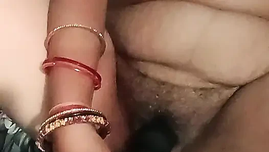 Indische deshi-dorf-hausfrau masturbiert muschi-vibrator-dildo