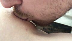 Bermain lidah dengan klitoris close-up