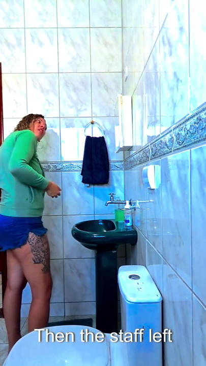 Meio-tio esfregando corcunda a seco e puxando suas roupas para masturbar ela. | Clipe 1