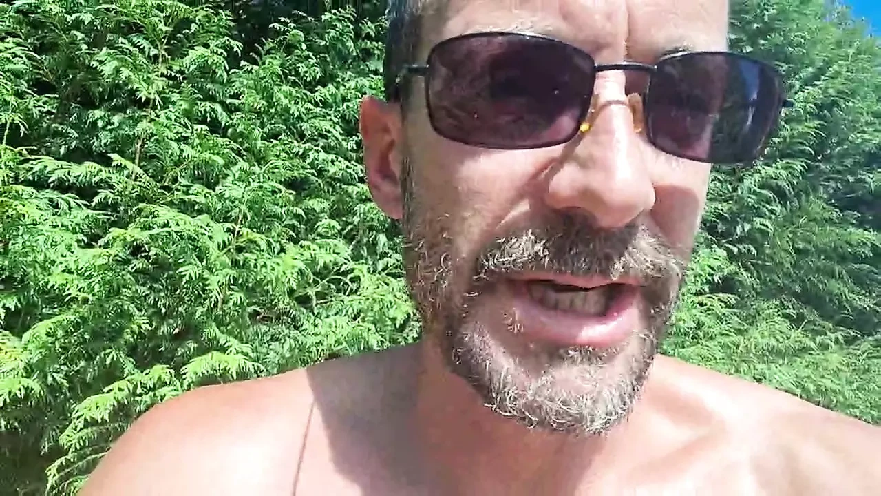 em um campo e gozada em plantas, remi06cam4
