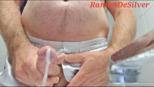 Короткий разминочный массаж господина Рамона в горячих серебряных атласных шортах, дрочка на полном газу, полная версия