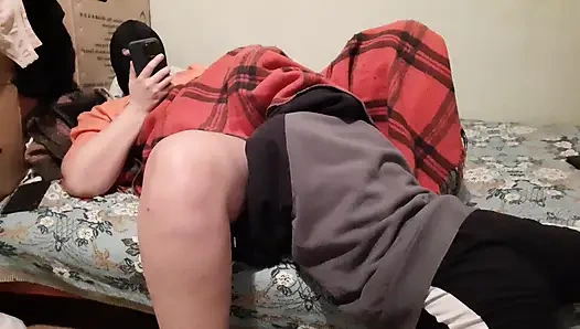 Pacarku yang pemalu merangkak di bawah selimut dan membangunkanku dengan jilat memek