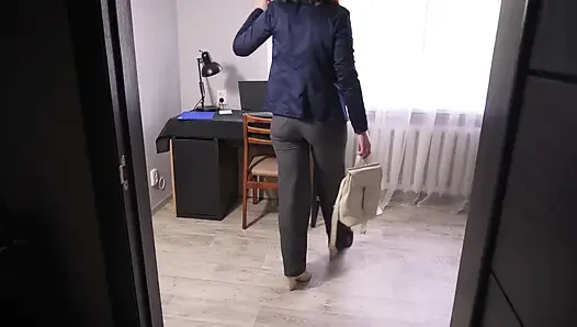 Горячая коллега ласкает задницу, пока ее штаны не порваны