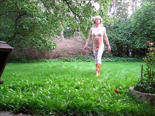 Jeannet fuentes desnudándose en el jardín