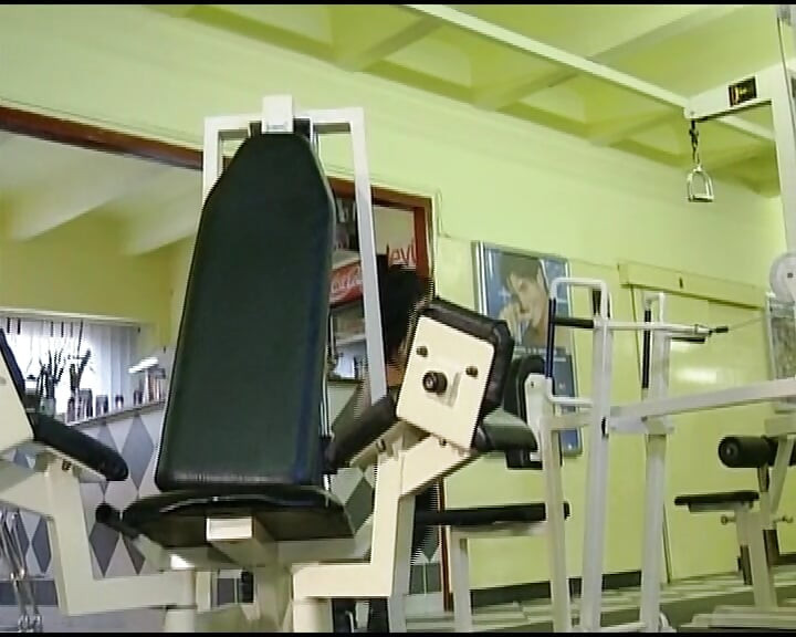 Smuk tysk babe kneppet af flere fyre i gymnastiksalen