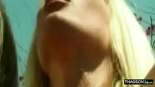 Olgun sarışın hatun açık havada anal sekste genişliyor