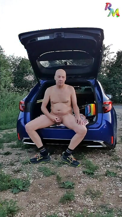 Ich wurde geil, stoppte auto, nackt gehen, wichsen hinten im auto ... fast erwischt!