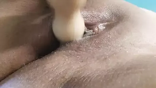 Regardez une maman coquine utiliser un perle anal pour rendre sa chatte mouillée et crémeuse