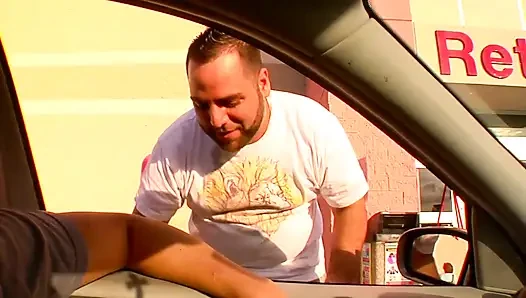 Sarışın seksi bir kızın tatlı ağzı için büyük büyük bir yarak