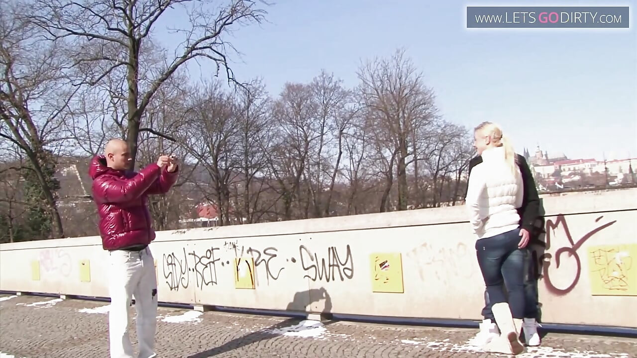 فتاة شقراء تئن من اللذة بينما يدفع قضيبان كسها المبلل