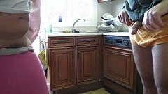 Пасынок жестко трахает мачеху на кухне