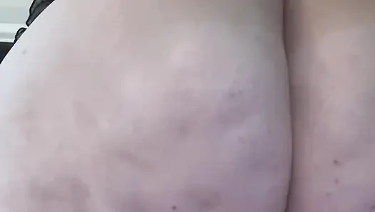 Pawg dildoyla sikişiyor, biniyor ve boşalıyor