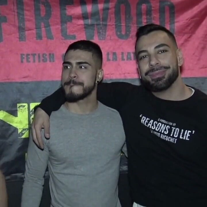 Jovem Latino transa com um cara musculoso