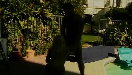 Klasik sarışın orta yaşlı seksi kadın arka bahçede büyük yarağa biniyor