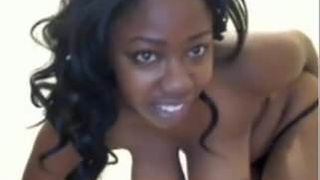 Sexy zwart meisje speelt op cam.