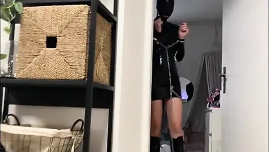 Pelayan dengan lateks lagi ngentot pakai sepatu hak tinggi dan rantai