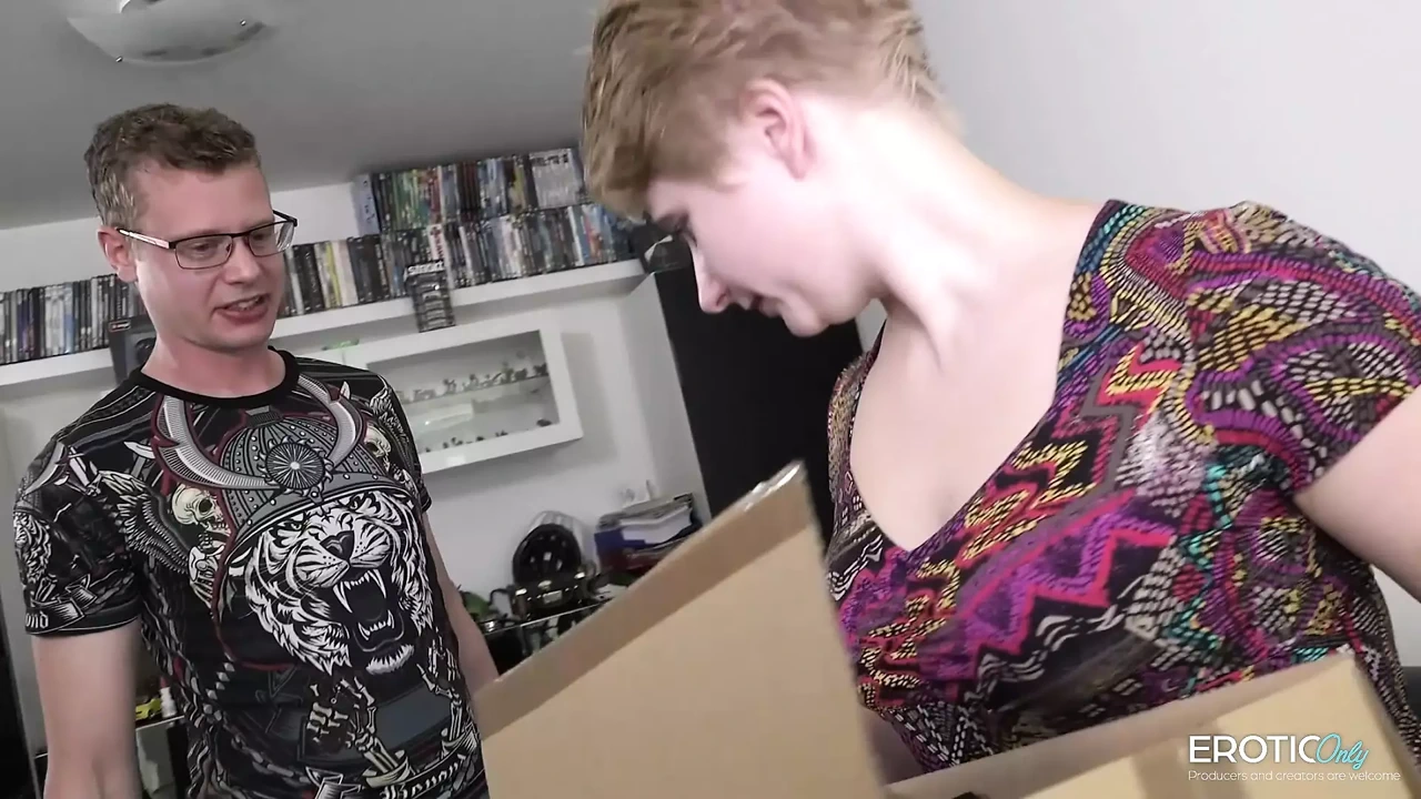 我的前任应该从我那儿拿起他的色情合集！我用我湿润的阴户勾引了他！