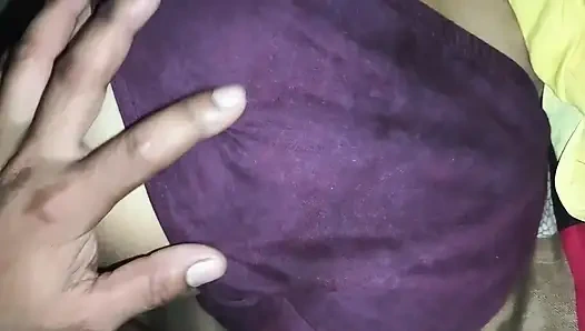 Aku meluncurkan celana dalam adik iparku dan celana ketat dan menggosok memek dan pantatnya, memek basah menjadi