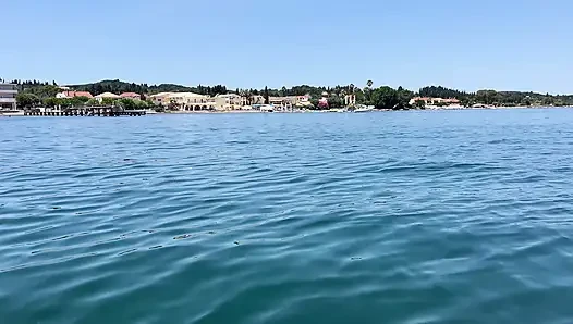 Опасность очарования Зары обнажить мои груди на парусной лодке