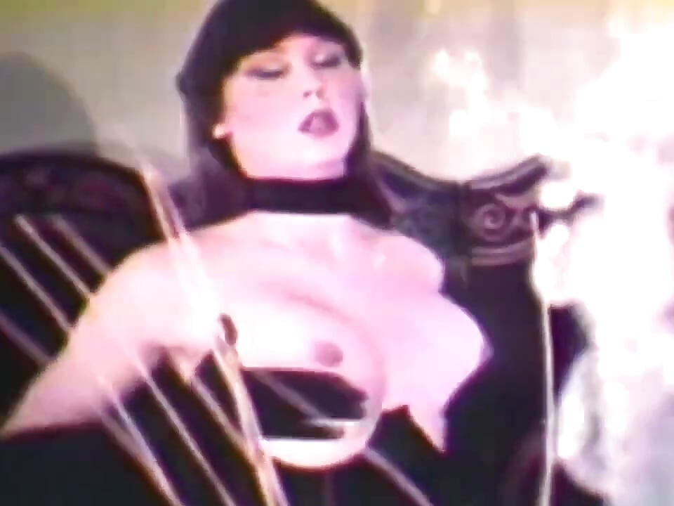 거대한 딜도에 따먹히는 빈티지 도미나