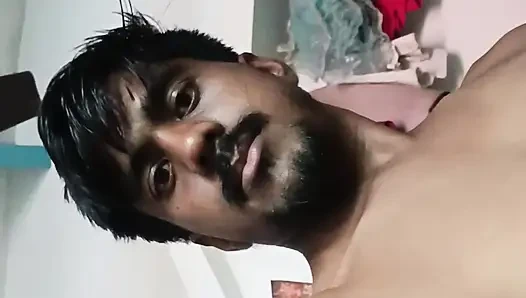 Yalnız bir adam evde mastürbasyon yapıyor