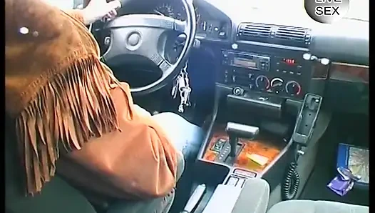 Девушка-блондинка позволяет своему парню трахнуть пальцами ее в машине