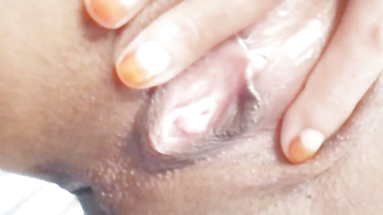 我把自拍視頻發給我的繼兄，用手指自慰。色情女孩為她的繼兄製作了這個視頻。