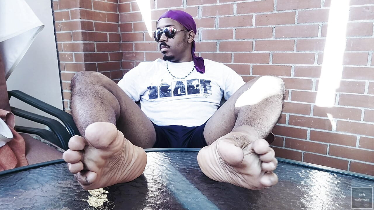 Dodirujem i njušim tabane nakon kupanja (2) (2025.)