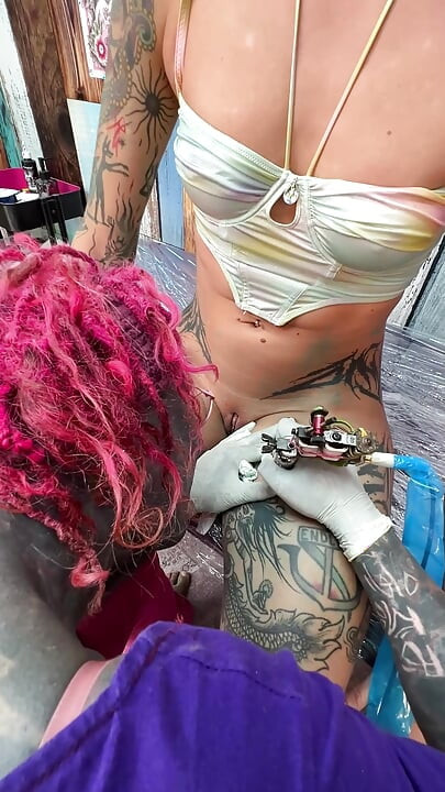 Tattoo Shop Ludder Får Fitte Slikket Og Suger Kuk Mens Blir Blekket