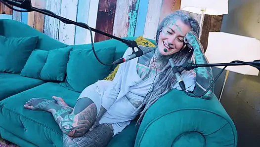 Ich spreche über J - Jelousy - ASMR podcast SFW spricht goth dünnes mädchen dreadlocks tattoo-model mit tinte mädchen
