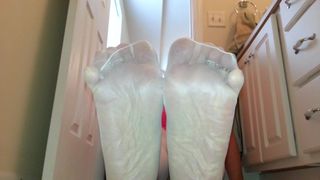Semelles de pieds en collants blancs