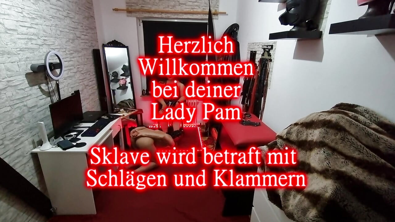 Sklave wird mit schlägen und klammern bestraft