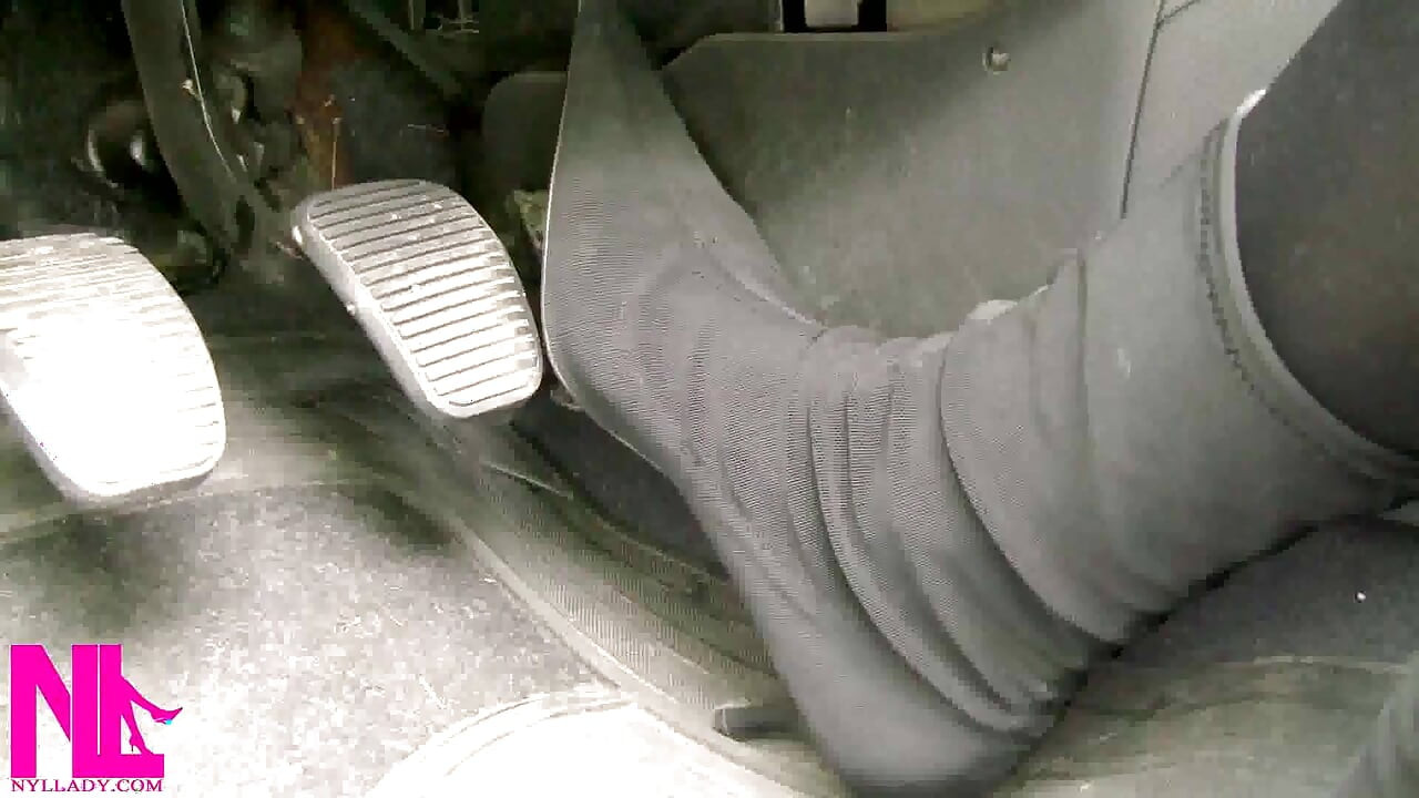Revving trong ủng đen vải