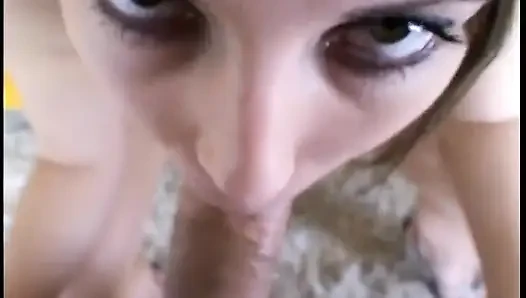 Pejantan terangsang dalam kesenangan saat dia menikmati bj dari cewek pantat seksi