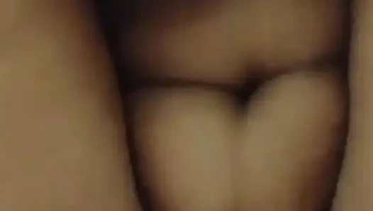 Die nachbarin sah, wie Komal sie fingerte, packte ihr land und zog sie unter, dann urinierte sie darauf