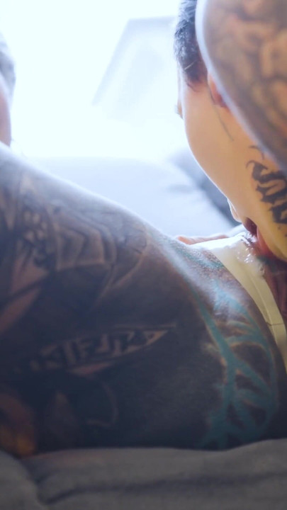 Burlesque Vixens bertatu kongkek pantat strap-on | Klip 1