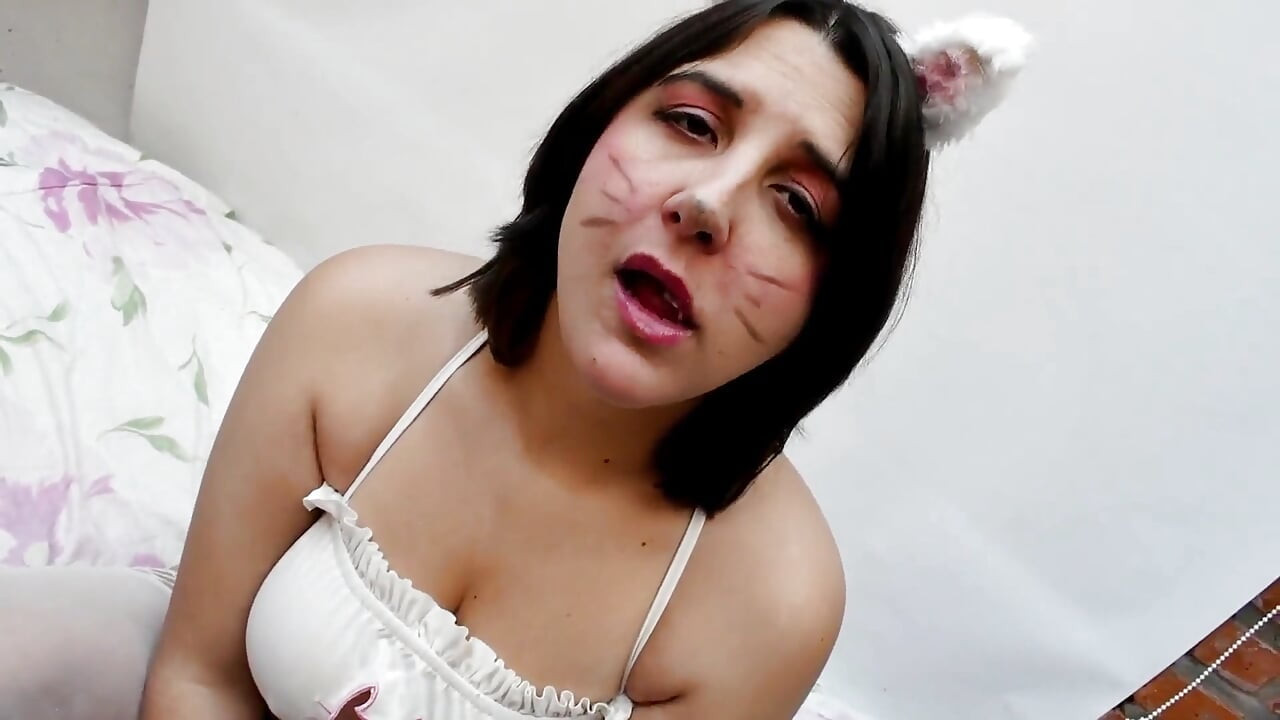 Kitty Kat Chew Bubblegum While You Finger Her - Bunny Looner
