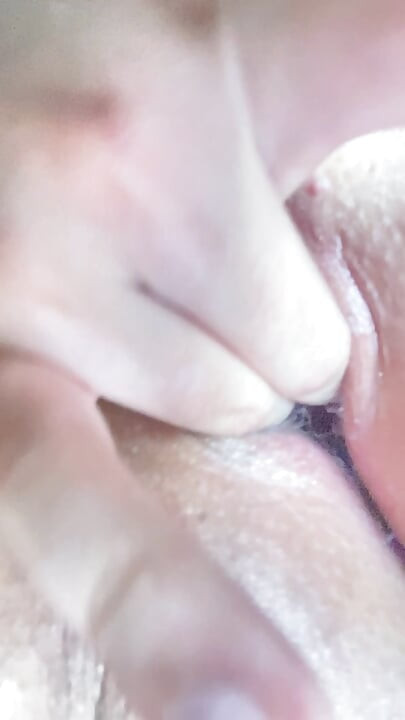 昼間の明るい光の中で、手前で指で激しく私を貫く