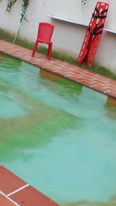 그녀가 혼자라고 생각했을 때 이웃과 수영장에서 서프라이즈 섹스! | 흑인 대물 자지와 섹스하는 흑인 대물