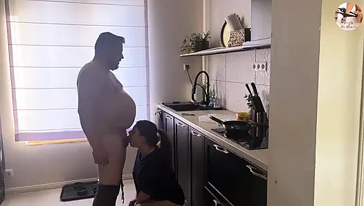 Seks anal buru-buru di dapur sambil sarapan pagi