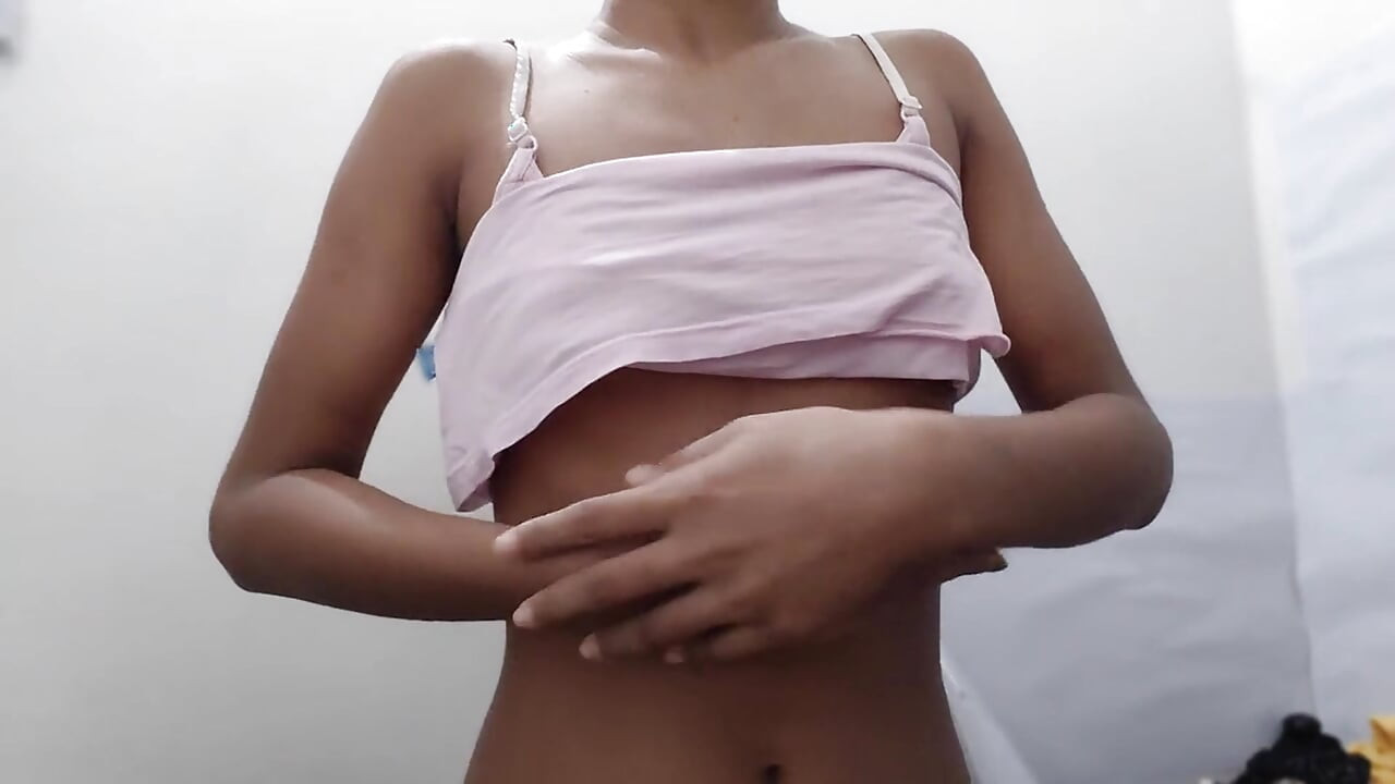 Sramežljiva Brazilka odlazi u kupaonicu svoje kuće i radi analnu masturbaciju!