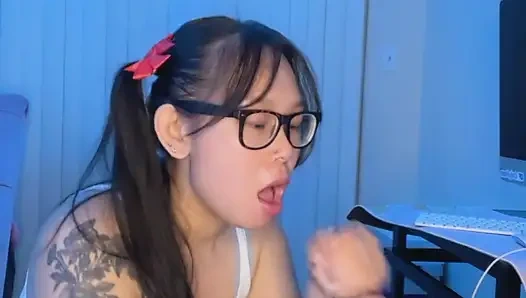 Ateşli inek Asyalı ekstra kredi için elle muamele ve sakso çekiyor büyük boşalma yüze boşalma